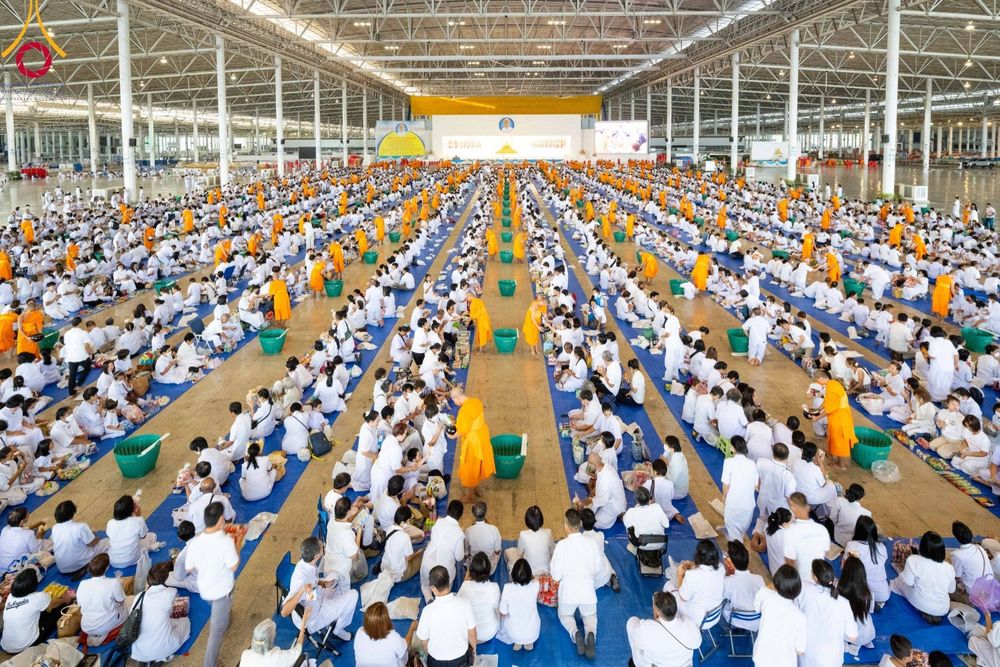 ภาพ No.99633:พิธีตักบาตรวันอาทิตย์ต้นเดือน ณ สภาธรรมกายสากล วัดพระธรรมกาย จ.ปทุมธานี วันอาทิตย์ที่ 3 ธันวาคม พ.ศ. 2566