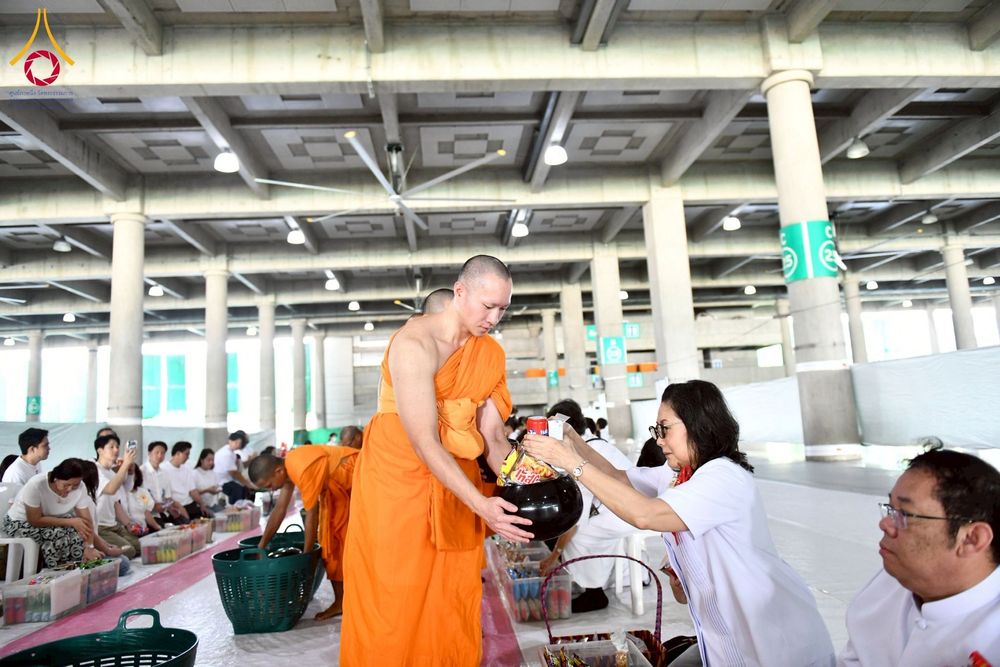 ภาพ No.256655:วันที่ 11 ตุลาคม พ.ศ. 2568 พิธีตักบาตรฉลองพระใหม่  โครงการอุปสมบทบูชาธรรม 141 ปี  พระมงคลเทพมุนี (สด จนฺทโร) ผู้ค้นพบวิชชาธรรมกาย ณ มหาวิหารคด 9 วัดพระธรรมกาย