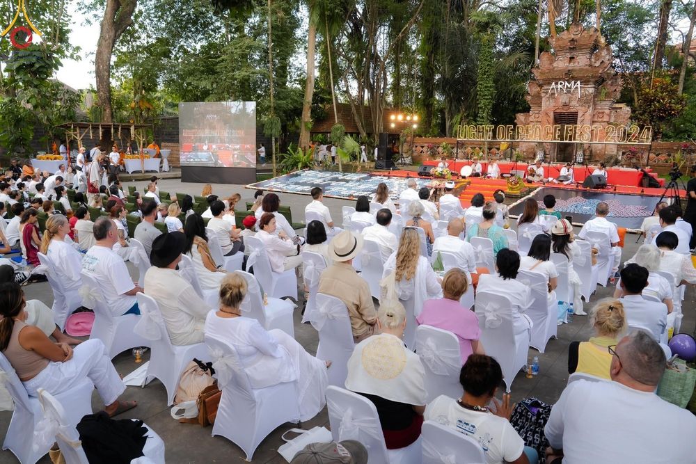ภาพ No.156370:วัดพุทธบาหลีและวัดพระธรรมกาย จัดปฏิบัติธรรมนานาชาติ 1,151 คนจาก 78 ประเทศ ใน "วันสันติภาพสากล" ณ บาหลี อินโดนีเซีย วันเสาร์ที่ 21 กันยายน พ.ศ. 2567 เวลา 16.00-21.00 น. ณ พิพิธภัณฑ์ ARMA เมืองอูบุด จังหวัดบาหลี ประเทศอินโดนีเซีย