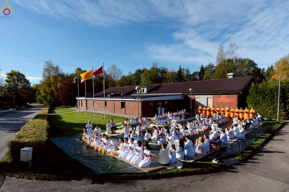 ภาพ No.254081:วันที่ 12 ตุลาคม พ.ศ. 2568 พิธีทอดกฐินวัดพระธรรมกายบูโรส ประเทศสวีเดน