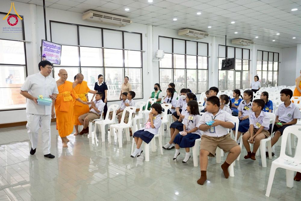 ภาพ No.230335:วันจันทร์ที่ 30 มิถุนายน พ.ศ. 2568 เจ้าอาวาสวัดพระธรรมกาย เยี่ยมอนุโมทนาให้กำลังใจ บุคลากรทางการแพทย์-เจ้าหน้าที่ผู้ปฏิบัติงาน โครงการรถตัดแว่นสายตาเคลื่อนที่สภากาชาดไทย เพื่อเด็กนักเรียนในชนบท พื้นที่จังหวัดปทุมธานี