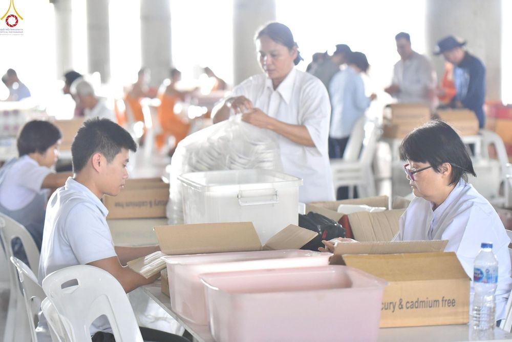 ภาพ No.239971:วันที่ 20-23 สิงหาคม พ.ศ. 2568 การเตรียมงานวันธรรมชัย ใส่ถ่านประทีป LED ที่วิหารคด 7 และ 25 วัดพระธรรมกาย
