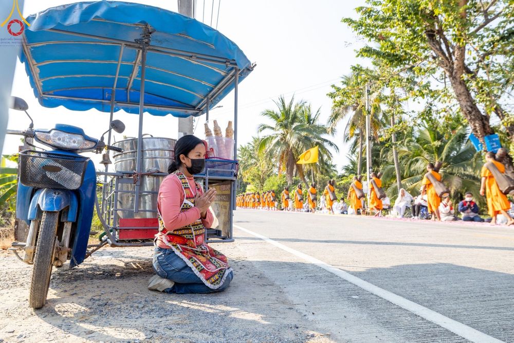 ภาพ No.190602:พิธีต้อนรับพระธรรมยาตรา ณ อนุสรณ์สถาน สถานที่ตั้งมโนปณิธานบวชตลอดชีวิต อนุสรณ์สถานคลองบางนางแท่น อ.สามพราน จ.นครปฐม ในโครงการธรรมยาตรา กตัญญูบูชา มหาปูชนียาจารย์ พระมงคลเทพมุนี(สด จนฺทสโร) พระผู้ปราบมาร อนุสรณ์สถาน 7 แห่ง ปีที่ 13 วันที่ 7 ม.ค.2568