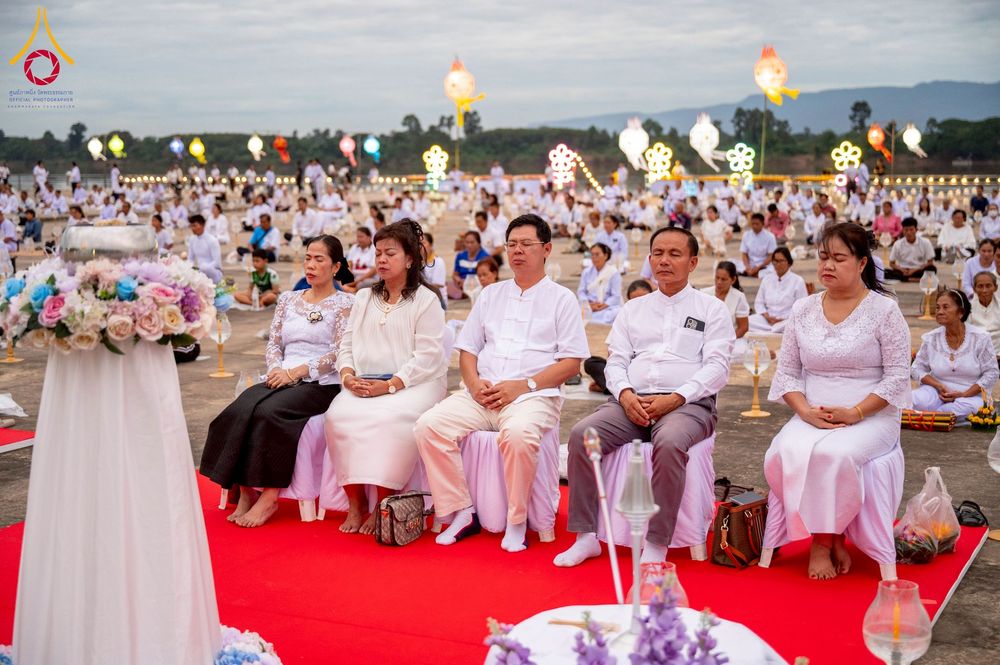 ภาพ No.266091:วันพุธที่ 5 พฤศจิกายน พ.ศ. 2568 (วันพระ ขึ้น 15 ค่ำ เดือน 12) พิธีจุดประทีปโคมลาน, โคมลอย และลอยกระทง ถวายประทีปเป็นพุทธบูชา สร้างความสว่างไสวให้กับแผ่นดินด้วยแสงธรรม ณ พุทธอุทยานนานาชาติ จังหวัดหนองคาย