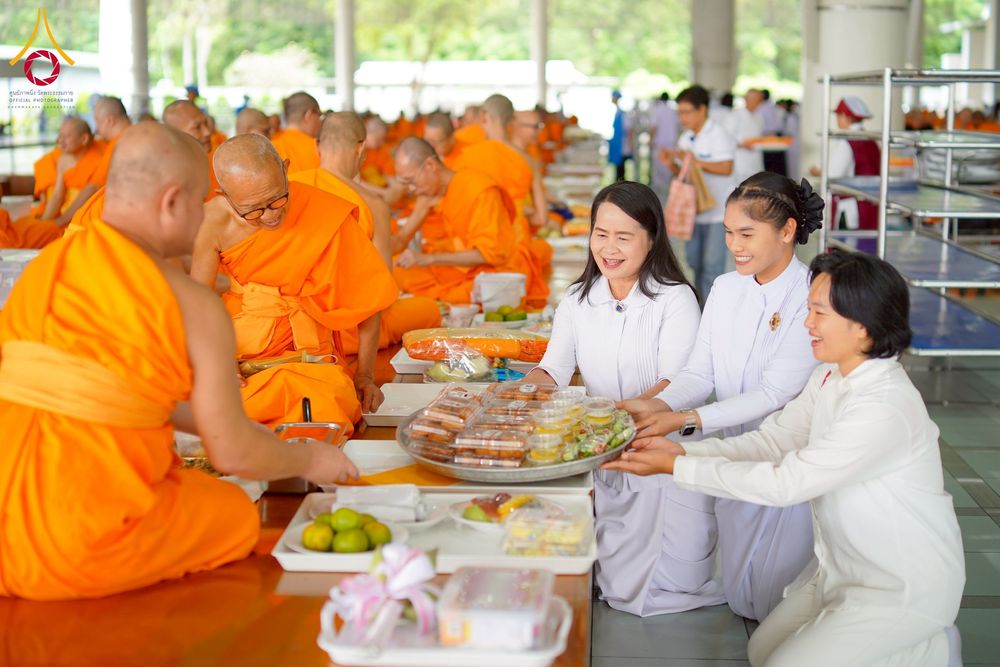 ภาพ No.268294:วันที่ 8 พฤศจิกายน พ.ศ. 2568 พิธีถวายภัตตาหารเมนูสวรรค์ เพื่อการบรรลุธรรม ณ หอฉันคุณยายอาจารย์ฯ วัดพระธรรมกาย