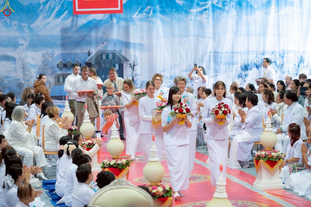 ภาพ No.256029:วันที่ 12 ตุลาคม พ.ศ. 2568 พิธีทอดกฐินวัดพระธรรมกายสวิตเซอร์แลนด์  ณ หอประชุมโรงเรียน Obergoldbach เมือง Bern ประเทศสวิตเซอร์แลนด์