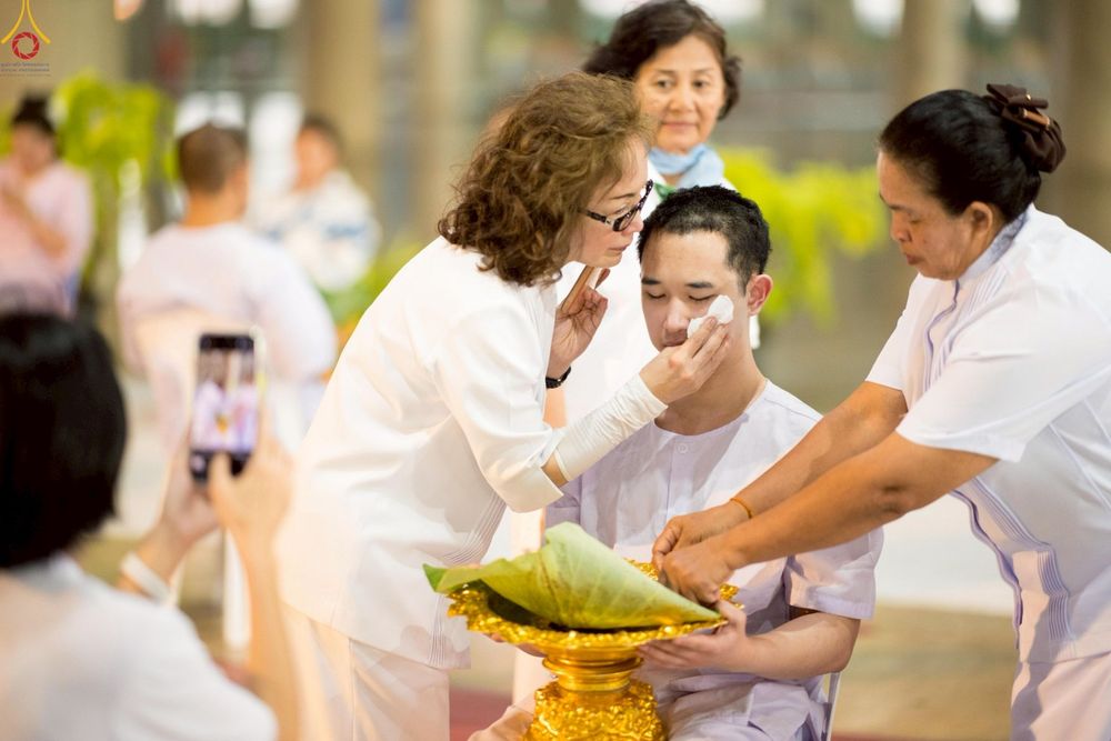 ภาพ No.242945:วันที่ 31 สิงหาคม พ.ศ. 2568 พิธีตัดปอยผมและปลงผม โครงการอุปสมบทหมู่บูชาธรรม ครบรอบ 108 ปี วันครูผู้ค้นพบวิชชาธรรมกาย ณ วัดพระธรรมกาย