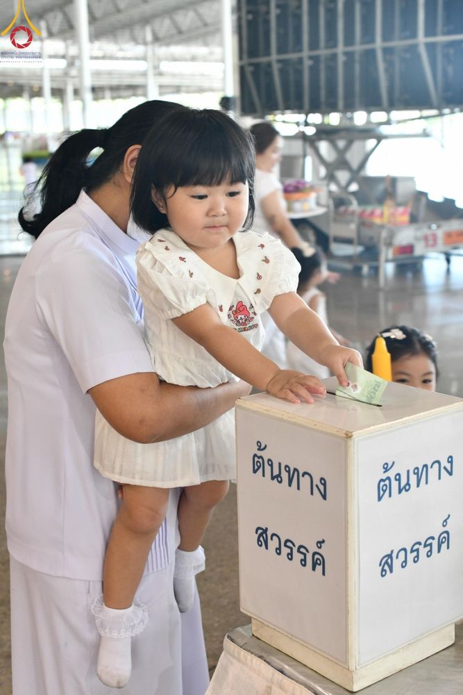 ภาพ No.143462:พิธีตักบาตร ข้าวสารอาหารแห้ง ณ บ้านแก้วเรือนทองคุณยายฯ และ พิธีบูชาข้าวพระ  ณ สภาธรรมกายสากล วัดพระธรรมกาย วันอาทิตย์ที่ 7 กรกฎาคม พ.ศ. 2567