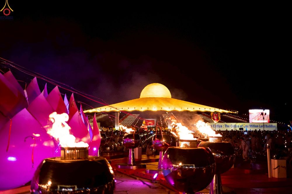 ภาพ No.253702:วันที่ 10 ตุลาคม พ.ศ. 2568 พิธีจุดประทีปบูชาพระผู้ปราบมาร, พิธีจุดประทีปบนพระมหาธรรมกายเจดีย์  20,000 ดวง เนื่องในวันคล้ายวันเกิดครบรอบ 141 ปี พระมงคลเทพมุนี (สด จนฺทสโร)