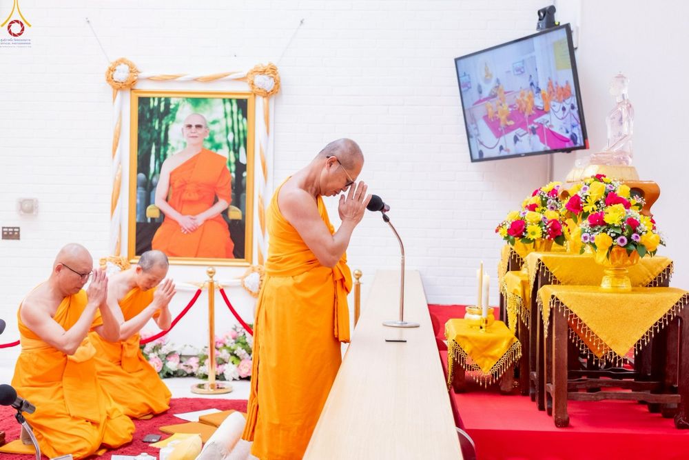 ภาพ No.252305:วันที่ 4-5 ตุลาคม พ.ศ. 2568  วัดพระธรรมกายแคลิฟอร์เนีย ประเทศสหรัฐอเมริกา ได้จัดพิธีตัดปอยผม โดยคณะสงฆ์ ญาติ ๆ และสาธุชน ให้กับนาคธรรมทายาท 8 ท่าน และได้จัดพิธีบรรพชา-อุปสมบท ฉลองพิธีทอดกฐินบรมจักรพรรดิ สร้างอุโบสถ 82 ปี บูชาธรรมหลวงพ่อธัมมชโย