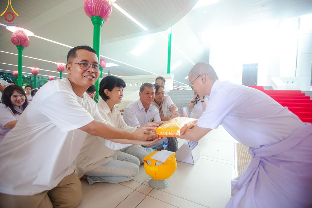 ภาพ No.159769:พิธีตัดปอยผมปลงผมนาคธรรมทายาท, พิธีบรรพชาอุปสมบทหมู่ โครงการอุปสมบทหมู่บูชาธรรม 140 ปี พระมงคลเทพมุนี (สด จนฺทสโร) ณ โบสถ์พระไตรปิฏก วัดพระธรรมกาย วันเสาร์ที่ 5 ตุลาคม พ.ศ. 2567