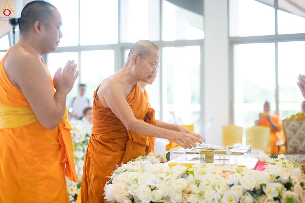 ภาพ No.239461:วันอาทิตย์ที่ 17 สิงหาคม พ.ศ. 2568 พิธีกดปุ่มอัญเชิญรูปเหมือน พระมงคลเทพมุนี (สด จันทสโร)  ณ มหาวิหารแก้วพระมงคลเทพมุนี  ศูนย์ปฏิบัติธรรมแก้วเมืองเลย