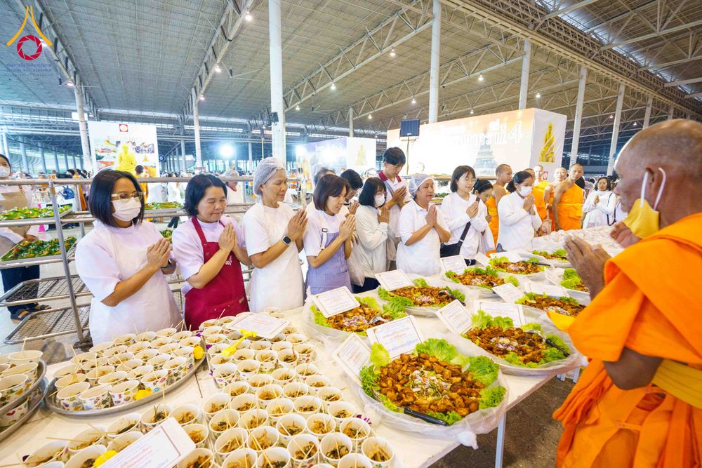 ภาพ No.303039:วันที่ 26 มกราคม พ.ศ. 2569 พิธีถวายภัตตาหารเป็นสังฆทาน แด่พระธรรมยาตรา ณ วัดพระธรรมกาย  จังหวัดปทุมธานี ในโครงการธรรมยาตรา กตัญญูบูชา มหาปูชนียาจารย์ พระมงคลเทพมุนี(สด จนฺทสโร) พระผู้ปราบมาร อนุสรณ์สถาน 7 แห่ง ปีที่ 14