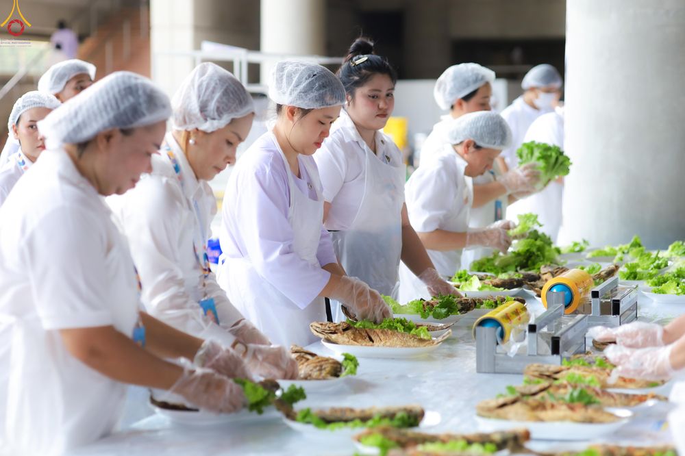 ภาพ No.325781:วันที่ 22 เมษายน พ.ศ.2569(วันคุ้มครองโลก) งานถวายมหาสังฆทาน 40,000 กว่าวัดทั่วประเทศ เจ้าหน้าที่ สาธุชน ร่วมใจจัดเตรียมภัตตาหารเพล (ชุด 2)