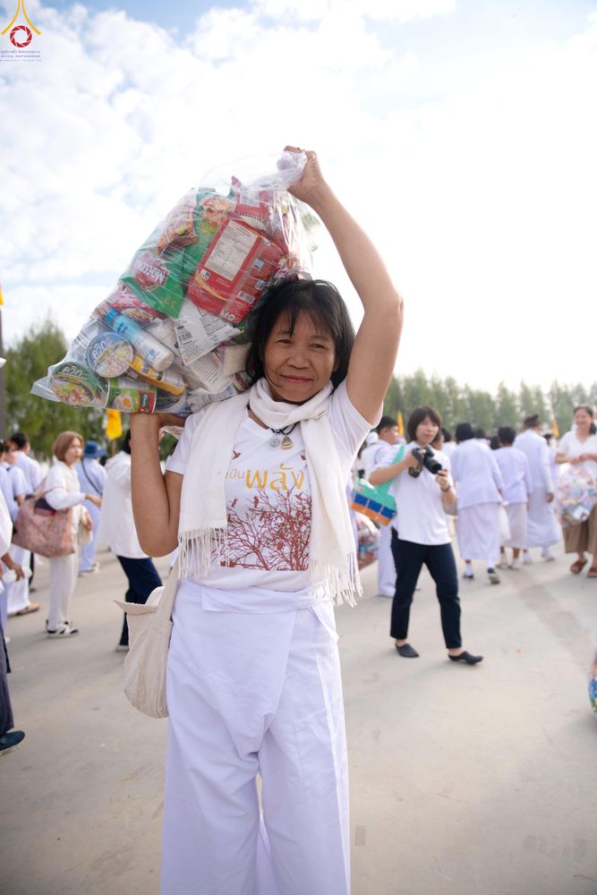 ภาพ No.302742:วันที่ 24 มกราคม พ.ศ. 2569 พิธีตักบาตรพระธรรมยาตรา(ภาพชุดที่ 2) ณ อนุสรณ์สถานลำดับที่ 5 สถานที่เผยแผ่วิชชาธรรมกายครั้งแรก อนุสรณ์สถานบางปลา วัดบางปลา อำเภอบางเลน จังหวัดนครปฐม ในโครงการธรรมยาตรา กตัญญูบูชา มหาปูชนียาจารย์ พระมงคลเทพมุนี(สด จนฺทสโร) พระผู