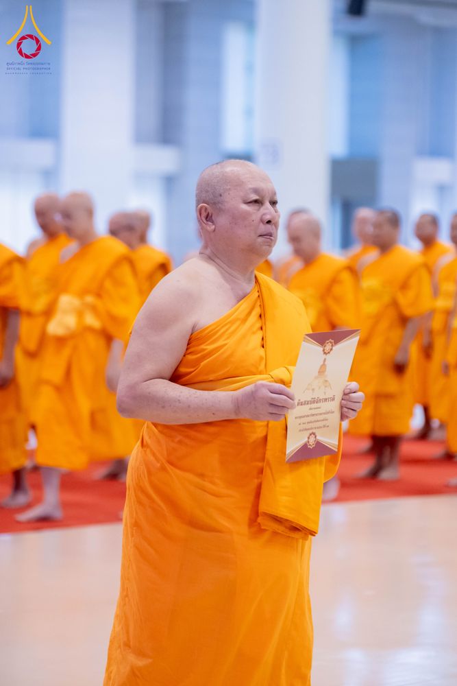 ภาพ No.284983:วันอาทิตย์ที่ 14 ธันวาคม พ.ศ.2568  พิธีปฏิบัติธรรม พิธีถวายภัตตาหารเป็นสังฆทาน พิธีมอบต้นสมบัติจักรพรรดิ ถวายแด่เจ้าอาวาสและประธานสงฆ์ 236 ศูนย์ส่งเสริมศีลธรรมทั่วโลก ณ สภาธรรมกายสากล วัดพระธรรมกาย