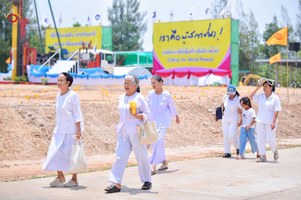 ภาพ No.327095:วันศุกร์ที่ 1 พฤษภาคม พ.ศ.2569 พิธีทอดผ้าป่า โปรยรัตนชาติ ตอกเสาเข็มมงคลต้นแรก สถาปนา “องค์พระเจดีย์เพื่อสร้างสันติภาพโลก” (แห่งแรกของภาคอีสาน) ณ ธุดงคสถานอำนาจเจริญ  อ.เมือง จ.อำนาจเจริญ