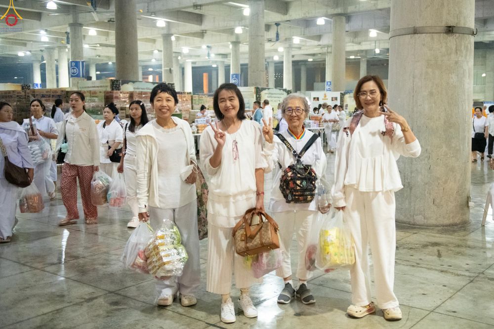 ภาพ No.279690:วันที่ 1 มกราคม พ.ศ.2569 พิธีตักบาตรในวันขึ้นปีใหม่ ณ ลานธรรม วัดพระธรรมกาย