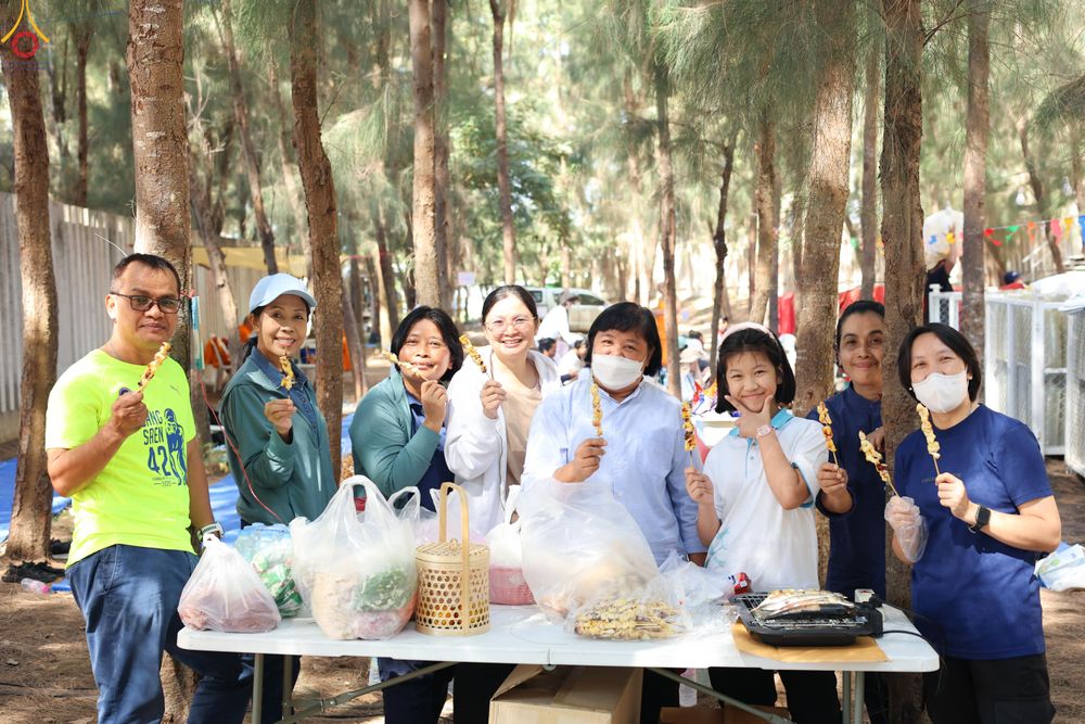 ภาพ No.296158:ภาพเบื้องหลังอาสาสมัครรวมใจ ชุดที่ 2 ในโครงการธรรมยาตรา กตัญญูบูชา มหาปูชนียาจารย์ พระมงคลเทพมุนี(สด จนฺทสโร) พระผู้ปราบมาร อนุสรณ์สถาน 7 แห่ง ปีที่ 14