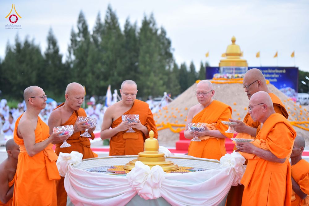 ภาพ No.346650:วันอาทิตย์ที่ 30 สิงหาคม พ.ศ.2569 พิธีทอดผ้าป่า สวดธรรมจักรกัปปวัตนสูตรกลั่นแผ่นดินโปรยรัตนชาติ  สถาปนาองค์พระเจดีย์เพื่อสร้างสันติภาพโลก  ณ ศูนย์ปฏิบัติธรรมพนมสารคาม (เพชรตะวัน) จังหวัดฉะเชิงเทรา