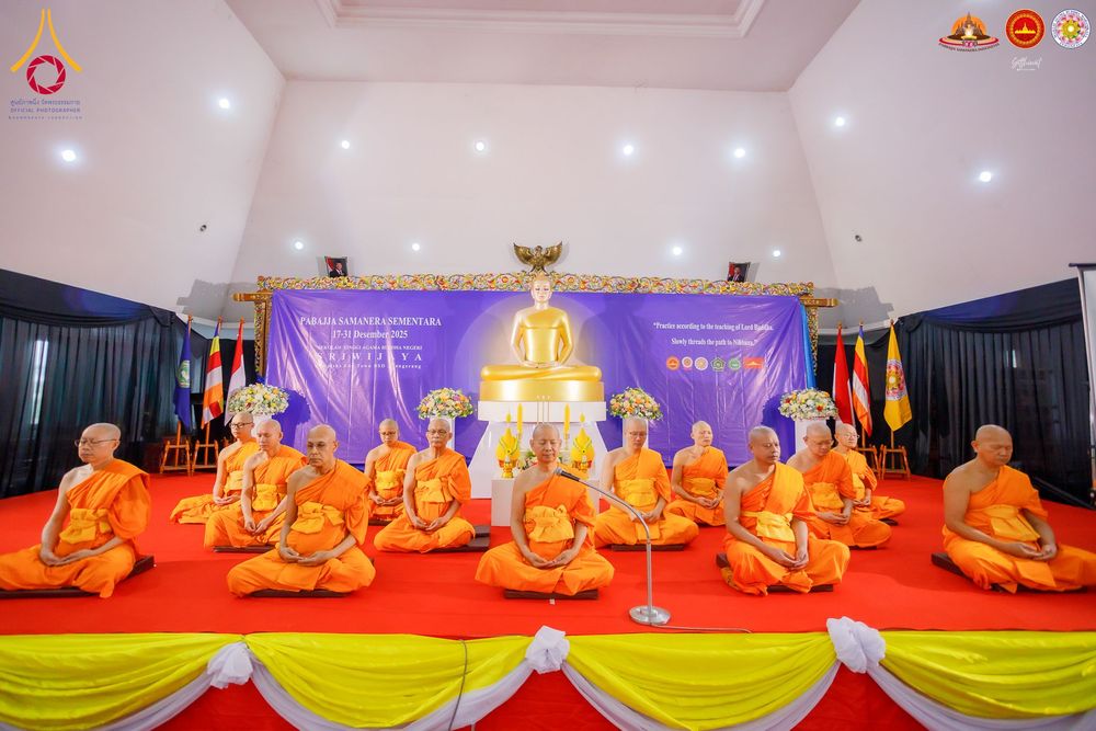 ภาพ No.284435:วันพุธที่ 17  ธันวาคม พ.ศ.2568  พิธีปลงผมนาคธรรมทายาท  โครงการบรรพชาสามเณรและบวชอุบาสิกาแก้ว  ณ วิทยาลัยศรีวิจายา (Sekolah Tinggi Agama Buddha Negeri Sriwijaya) เมืองตังเกอรัง จังหวัดบันเตน ประเทศอินโดนีเซีย