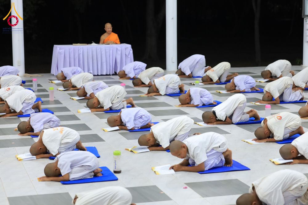 ภาพ No.319958:วันที่ 1 เมษายน พ.ศ.2569 นาคน้อยว่าที่สามเณรธรมทายาท จำนวน 98 คน  ร่วมกันสวดมนต์ทำวัตรเย็นและนั่งสมาธิ ณ ศูนย์ปฏิบัติธรรมบุรีรัมย์ จ.บุรีรัมย์