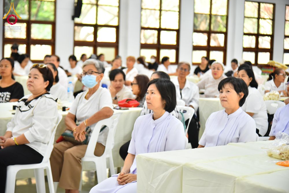 ภาพ No.327428:วันศุกร์ที่ 1 พฤษภาคม พ.ศ. 2569 รวมใจพสกนิกรชาวอำเภอคลองหลวง ประดิษฐ์ดอกไม้จันทน์ เพื่อใช้ในพิธีถวายดอกไม้จันทน์ในงานพระราชพิธีถวายพระเพลิงพระบรมศพ สมเด็จพระนางเจ้าสิริกิติ์ พระบรมราชินีนาถ พระบรมราชชนนีพันปีหลวง ณ วัดพระธรรมกาย
