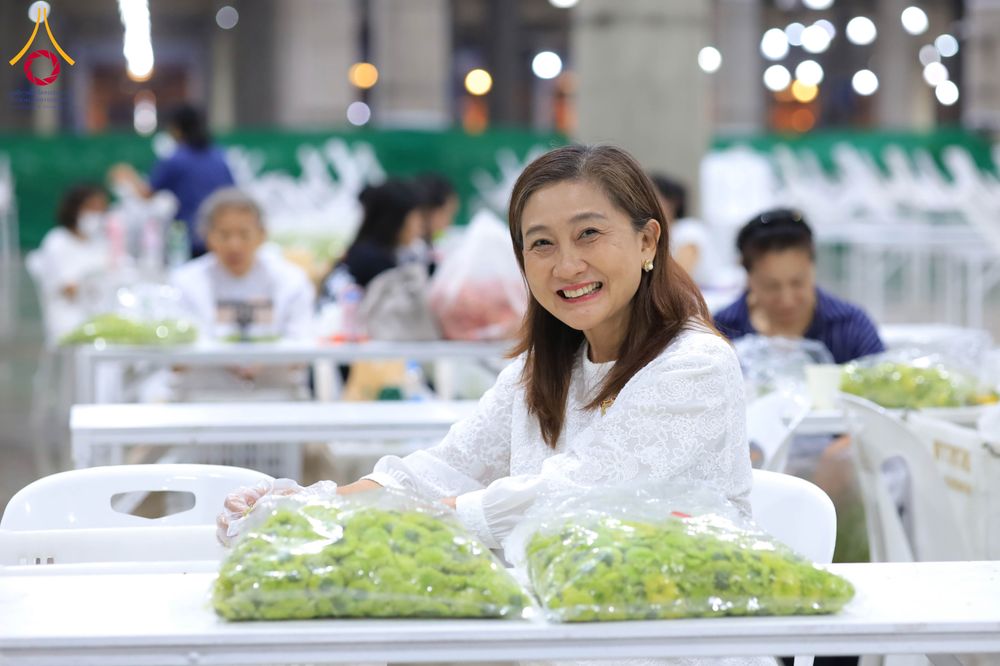 ภาพ No.303259:วันที่ 15-21 มกราคม พ.ศ.2569 ปลิดกลีบดอกเบญจทรัพย์ เพื่อโปรยต้อนรับพระธรรมยาตรา ในโครงการธรรมยาตรา กตัญญูบูชา มหาปูชนียาจารย์ พระมงคลเทพมุนี(สด จนฺทสโร) พระผู้ปราบมาร อนุสรณ์สถาน 7 แห่ง ปีที่ 14 ณ วิหารคด วัดพระธรรมกาย