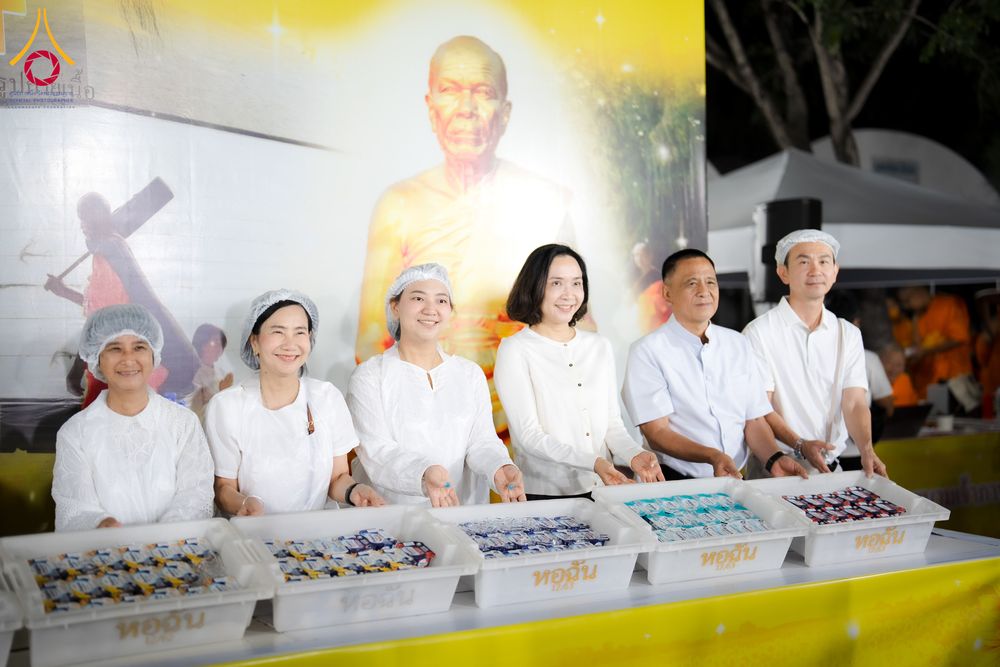 ภาพ No.288250:วันที่ 5 มกราคม พ.ศ. 2569 พิธีถวายภัตตาหารเป็นสังฆทาน แด่พระธรรมยาตรา ในโครงการธรรมยาตรา กตัญญูบูชา มหาปูชนียาจารย์ พระมงคลเทพมุนี(สด จนฺทสโร) พระผู้ปราบมาร อนุสรณ์สถาน 7 แห่ง ปีที่ 14 ณ อนุสรณ์สถานมหาวิหารพระมงคลเทพมุนี (โลตัสแลนด์) อ.สองพี่น้อง จ.สุพรร