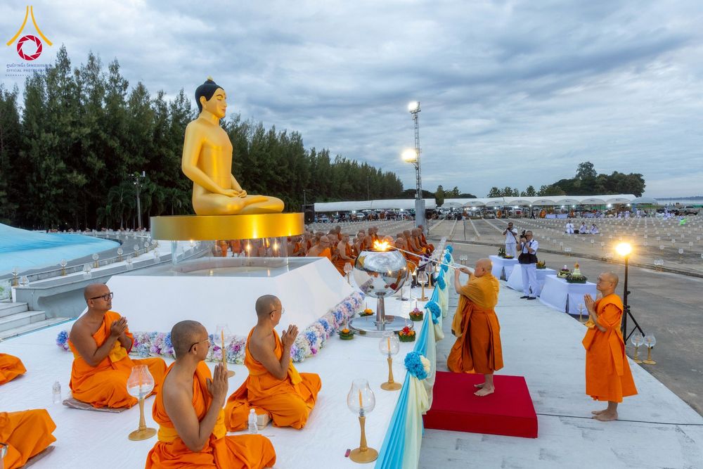 ภาพ No.266071:วันพุธที่ 5 พฤศจิกายน พ.ศ. 2568 (วันพระ ขึ้น 15 ค่ำ เดือน 12) พิธีจุดประทีปโคมลาน, โคมลอย และลอยกระทง ถวายประทีปเป็นพุทธบูชา สร้างความสว่างไสวให้กับแผ่นดินด้วยแสงธรรม ณ พุทธอุทยานนานาชาติ จังหวัดหนองคาย