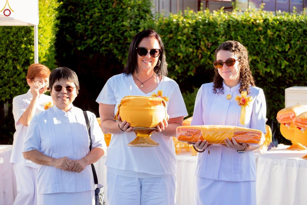 ภาพ No.252205:วันที่ 4-5 ตุลาคม พ.ศ. 2568  วัดพระธรรมกายแคลิฟอร์เนีย ประเทศสหรัฐอเมริกา ได้จัดพิธีตัดปอยผม โดยคณะสงฆ์ ญาติ ๆ และสาธุชน ให้กับนาคธรรมทายาท 8 ท่าน และได้จัดพิธีบรรพชา-อุปสมบท ฉลองพิธีทอดกฐินบรมจักรพรรดิ สร้างอุโบสถ 82 ปี บูชาธรรมหลวงพ่อธัมมชโย