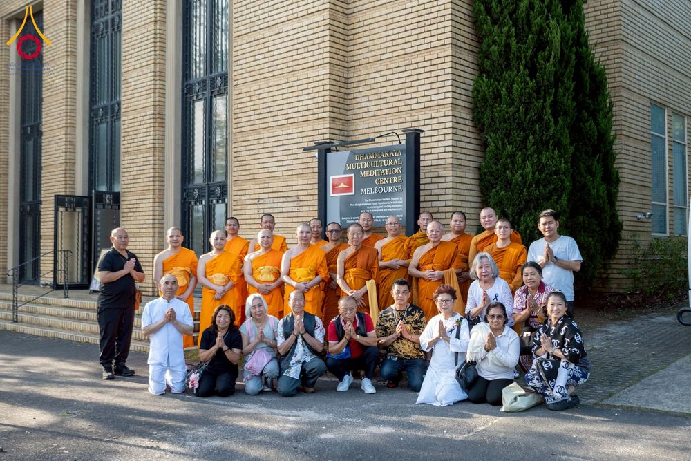 ภาพ No.265809:วันที่ 2 พฤศจิกายน พ.ศ. 2568 วัดพระธรรมกายเมลเบิร์น ได้มีโอกาสถวายการต้อนรับ พระเดชพระคุณ พระเทพปริยัติโสภณ เจ้าคณะจังหวัดกาญจนบุรี และเจ้าอาวาสวัดไชยชุมพลชนะสงคราม