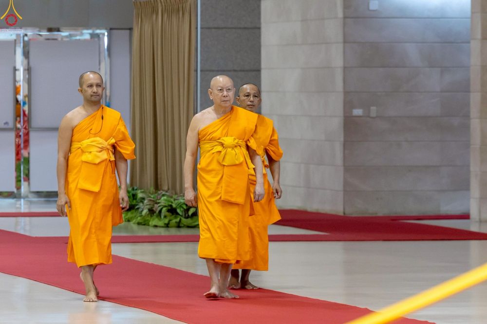 ภาพ No.233738:วันเสาร์ที่ 19 กรกฎาคม พ.ศ.2568 วันมหารำลึก ครั้งที่ 35 พิธีรำลึกถึงนักสร้างบารมี , พิธีสวดพระพุทธมนต์ , พิธีทอดผ้าบังสกุลและถวายไทยธรรม วัดพระธรรมกาย