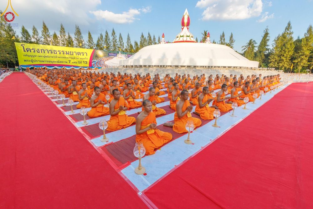 ภาพ No.192613:พิธีจุดประทีปถวายเป็นพุทธบูชา และบูชาธรรมมหาปูชนียาจารย์ ณ อนุสรณ์สถานคลองบางนางแท่น อ.สามพราน จ.นครปฐม ในโครงการธรรมยาตรา กตัญญูบูชา มหาปูชนียาจารย์ พระมงคลเทพมุนี(สด จนฺทสโร) พระผู้ปราบมาร อนุสรณ์สถาน 7 แห่ง ปีที่ 13 วันที่ 10 มกราคม พ.ศ. 2568