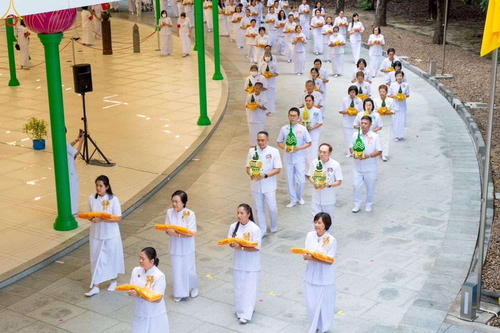 ภาพ No.228827:วันเสาร์ที่ 14 มิถุนายน พ.ศ. 2568 พิธีเวียนประทักษิณ , พิธีขอขมารับผ้าไตร ในโครงการบรรพชาอุปสมบทหมู่ ผู้บริหารรุ่นที่ 15 และ อุดมศึกษา รุ่นที่ 52 ณ โบสถ์พระไตรปิฎก วัดพระธรรมกาย
