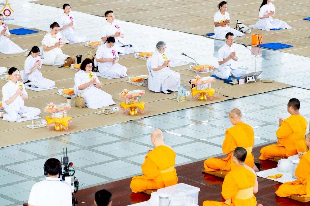 ภาพ No.246971:วันที่ 20 กันยายน พ.ศ. 2568 พิธีถวายเมนูสวรรค์เพื่อการบรรลุธรรม ณ หอฉันคุณยายอาจารย์ฯ วัดพระธรรมกาย