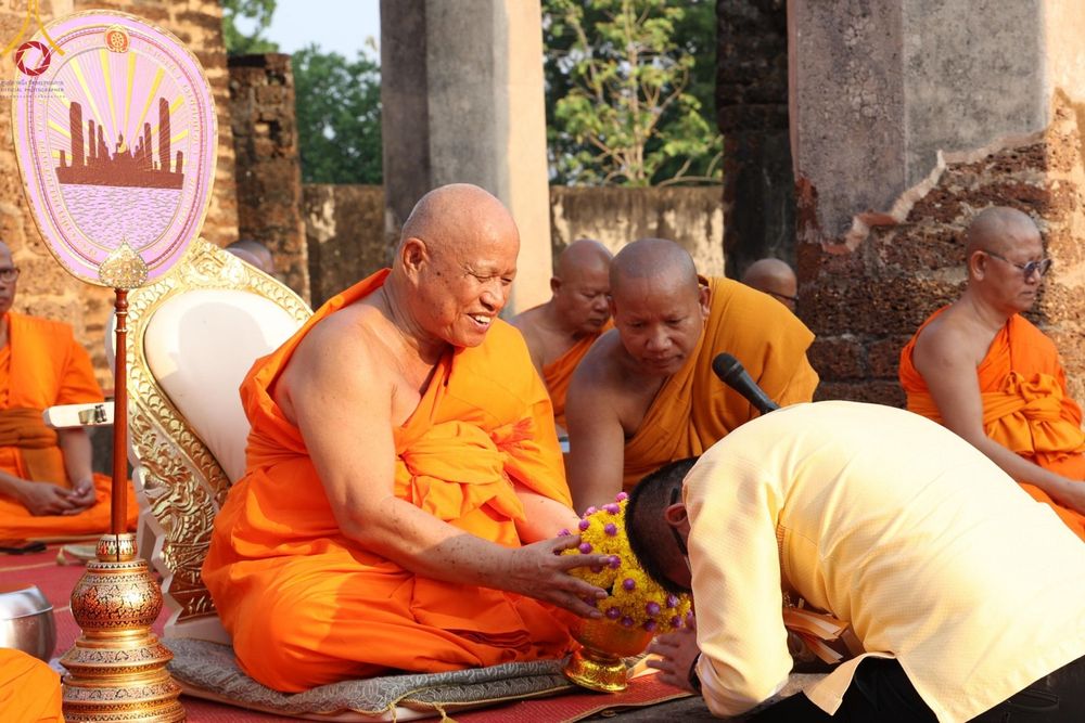 ภาพ No.58660:พิธีตักบาตรพระ ๑,๐๐๐ รูป สมโภชครบรอบ ๘๐๐ ปี พระบรมธาตุเมืองเชลียง ณ วัดพระศรีรัตนมหาธาตุ ราชวรวิหาร  (วัดพระปรางค์) ต.ศรีสัชนาลัย  อ.ศรีสัชนาลัย จ.สุโขทัย วันพฤหัสบดีที่ ๒๕ เมษายน พ.ศ. ๒๕๖๗