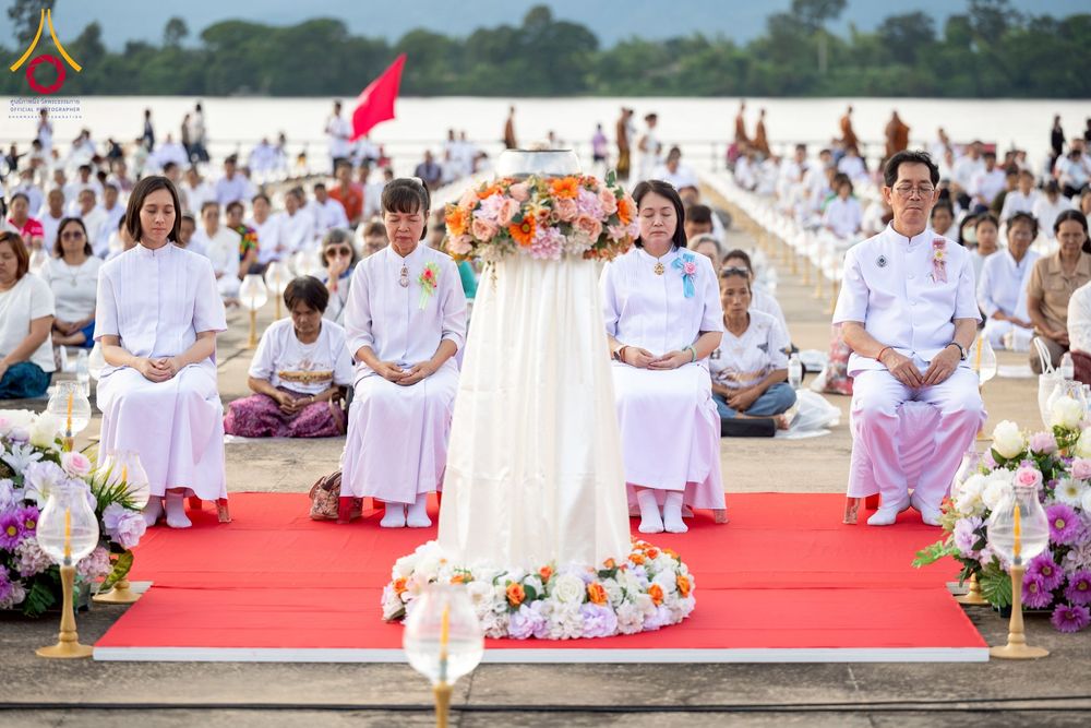 ภาพ No.250417:วันอังคารที่ 7 ตุลาคม พ.ศ. 2568 พิธีจุดประทีปบูชาพระรัตนตรัย ณ ลานธรรมปทุมรัตน์ธรรมเจดีย์ พุทธอุทยานนานาชาติ อ.โพนพิสัย จ.หนองคาย