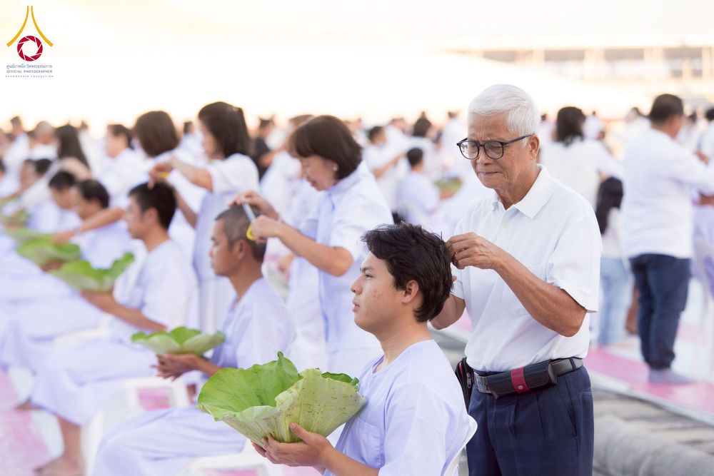 ภาพ No.274718:วันอาทิตย์ที่ 30 พฤศจิกายน พ.ศ. 2568 พิธีปลงผม โครงการอุปสมบทบูชาธรรมมหาปูชนียาจารย์ ปี 2568 ณ ลานธรรมพระมหาธรรมกายเจดีย์ ฝั่งทิศตะวันตก ระหว่างวิหารคดหมายเลข 8 และ 9 วัดพระธรรมกาย