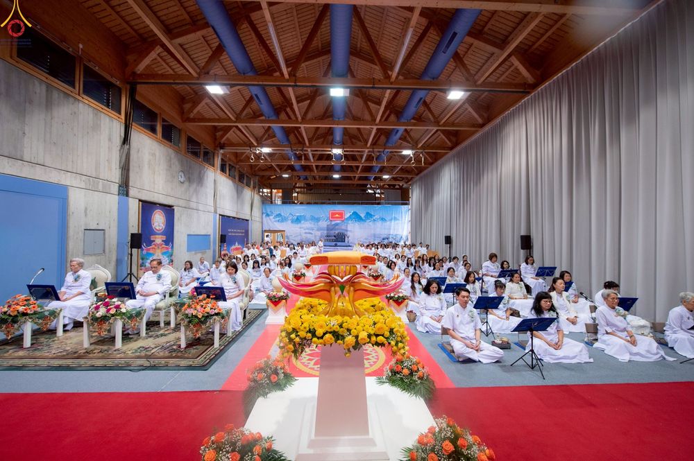 ภาพ No.256009:วันที่ 12 ตุลาคม พ.ศ. 2568 พิธีทอดกฐินวัดพระธรรมกายสวิตเซอร์แลนด์  ณ หอประชุมโรงเรียน Obergoldbach เมือง Bern ประเทศสวิตเซอร์แลนด์