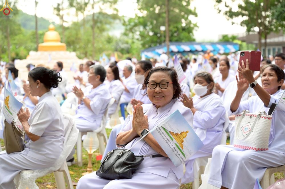 ภาพ No.238314:วันเสาร์ที่ 9 สิงหาคม พ.ศ. 2568 พิธีกลั่นแผ่นดิน โปรยทราย และจุดประทีปถวายเป็นพุทธบูชา จ.ระยอง สถาปนาองค์พระเจดีย์เพื่อสร้างสันติภาพโลก ณ ศูนย์ปฏิบัติธรรมระยอง(บ้านช่องลม) ต.บางบุตร อ.บ้านค่าย จ.ระยอง