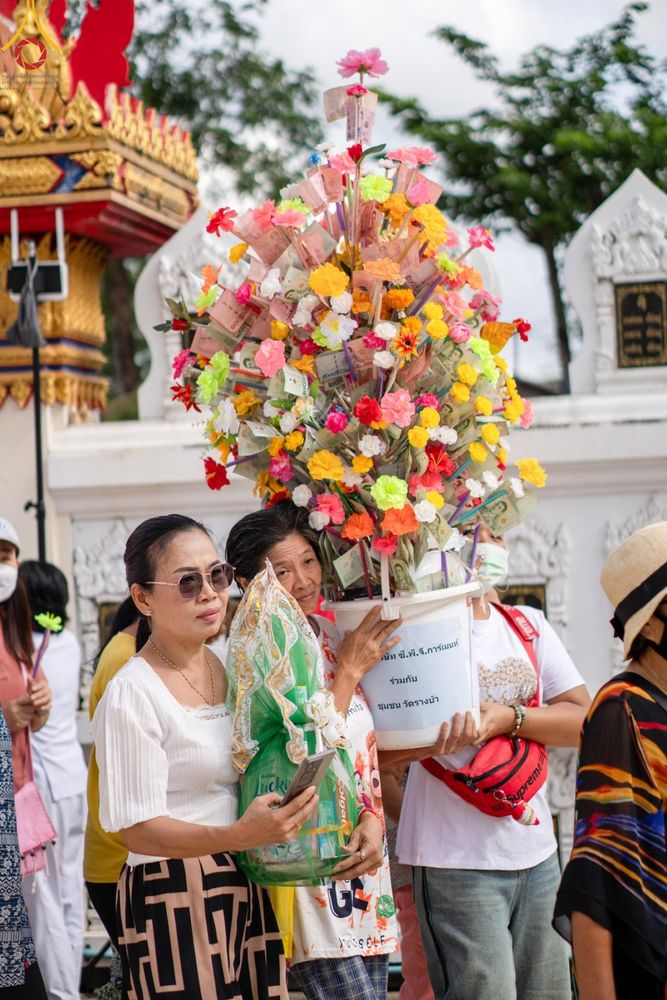 ภาพ No.169198:พิธีทอดกฐิน ณ วัดรางบัว แขวงบางหว้า เขตภาษีเจริญ จ.กรุงเทพมหานคร ในโครงการกฐินสามัคคีทั่วไทย 30,000 วัด บูชาธรรม 80 ปี หลวงพ่อธัมมชโย โดยคณะศิษยานุศิษย์วัดพระธรรมกาย วันที่ 20 ตุลาคม พ.ศ. 2567