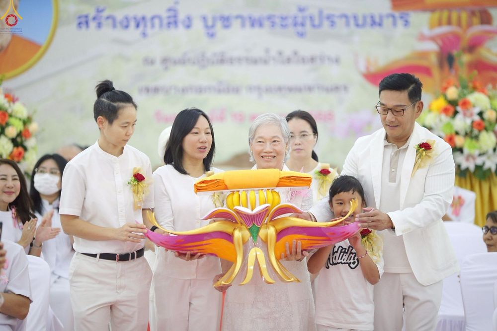 ภาพ No.258579:วันที่ 19 ตุลาคม พ.ศ. 2568 พิธีทอดกฐินสามัคคีทั่วไทย 30,000 วัด โดยคณะศิษยานุศิษย์ บูชาธรรม 81 ปี หลวงพ่อธัมมชโย ณ ศูนย์ปฎิบัติธรรมน้ำใสใจสว่าง  เขตบางกอกน้อย กรุงเทพมหานคร