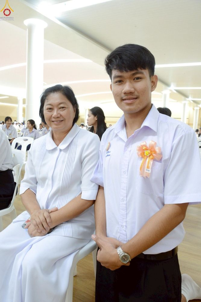 ภาพ No.245885:วันเสาร์ที่ 13 กันยายน พ.ศ. 2568 พิธีมอบผ้าไตรประธานกฐินสัมฤทธิ์เด็กดี V-Star ณ สภาธรรมกายสากล วัดพระธรรมกาย