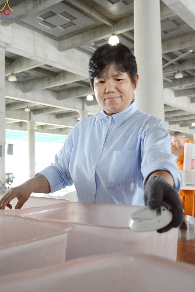 ภาพ No.246662:วันที่ 12 กันยายน พ.ศ. 2568 การเก็บงาน จัดเก็บไฟ LED ของเจ้าหน้าที่ทุกสถานะ ณ วิหารคด วัดพระธรรมกาย