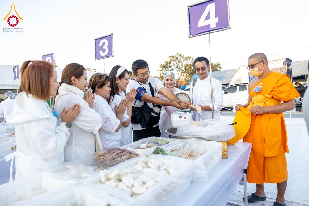 ภาพ No.289948:วันที่ 8 มกราคม พ.ศ. 2569 พิธีถวายภัตตาหารเป็นสังฆทาน แด่พระธรรมยาตรา ณ อนุสรณ์สถานคลองบางนางแท่น อ.สามพราน จ.นครปฐม ในโครงการธรรมยาตรา กตัญญูบูชา มหาปูชนียาจารย์ พระมงคลเทพมุนี(สด จนฺทสโร) พระผู้ปราบมาร อนุสรณ์สถาน 7 แห่ง ปีที่ 14