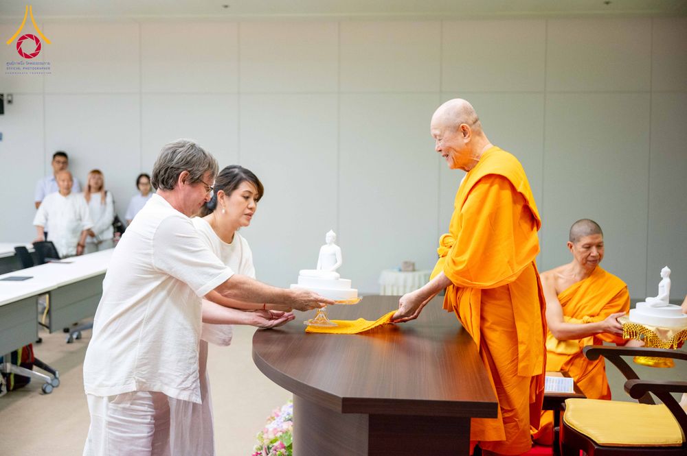 ภาพ No.313114:วันที่ 4 มีนาคม พ.ศ. 2559 หลวงพ่อทัตตชีโว รองเจ้าอาวาสวัดพระธรรมกาย ได้เมตตาถวายการต้อนรับปฏิสันถารพระอาคันตุกะจาก 19 ประเทศ ที่เดินทางมาร่วมงานวันมาฆบูชา ณ วัดพระธรรมกาย