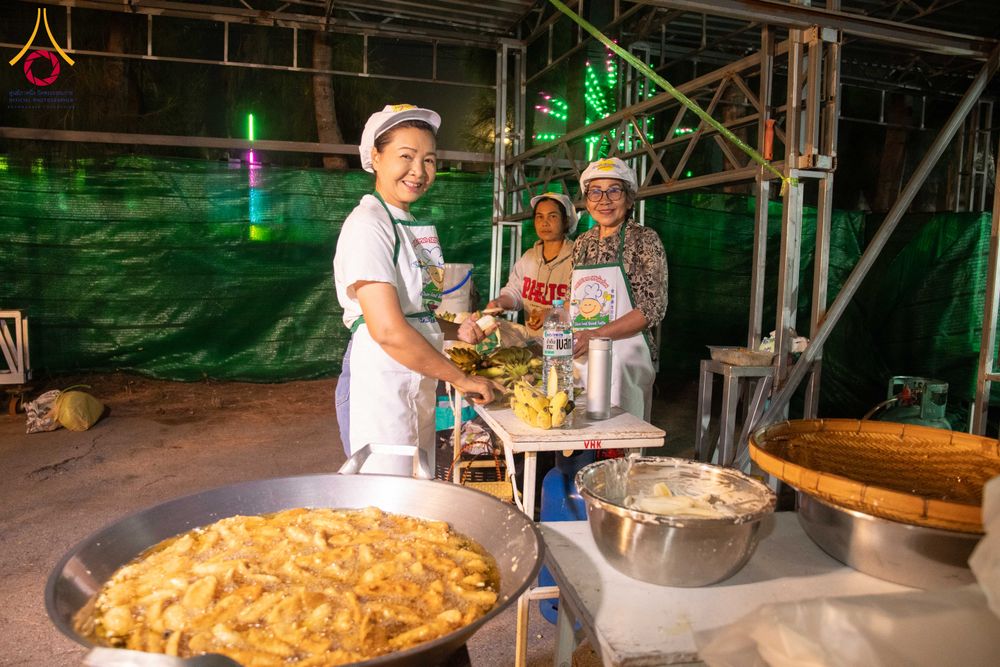 ภาพ No.287972:วันที่ 4 มกราคม พ.ศ. 2569 พิธีถวายภัตตาหารเป็นสังฆทาน แด่พระธรรมยาตรา ในโครงการธรรมยาตรา กตัญญูบูชา มหาปูชนียาจารย์ พระมงคลเทพมุนี(สด จนฺทสโร) พระผู้ปราบมาร อนุสรณ์สถาน 7 แห่ง ปีที่ 14 ณ อนุสรณ์สถานมหาวิหารพระมงคลเทพมุนี (โลตัสแลนด์) อ.สองพี่น้อง จ.สุพรร