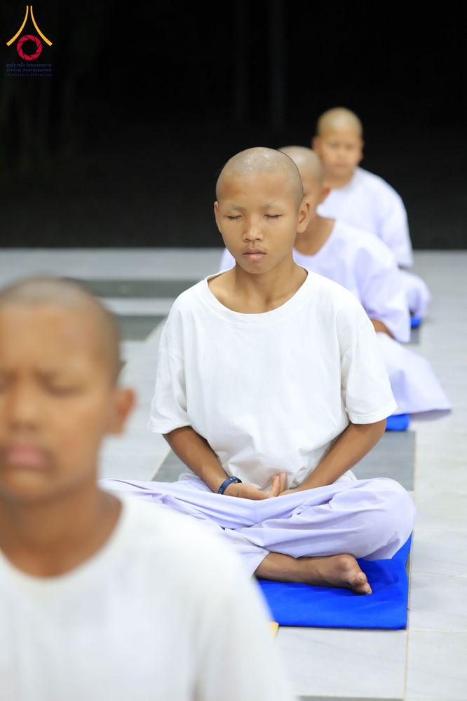 ภาพ No.319936:วันที่ 1 เมษายน พ.ศ.2569 นาคน้อยว่าที่สามเณรธรมทายาท จำนวน 98 คน  ร่วมกันสวดมนต์ทำวัตรเย็นและนั่งสมาธิ ณ ศูนย์ปฏิบัติธรรมบุรีรัมย์ จ.บุรีรัมย์