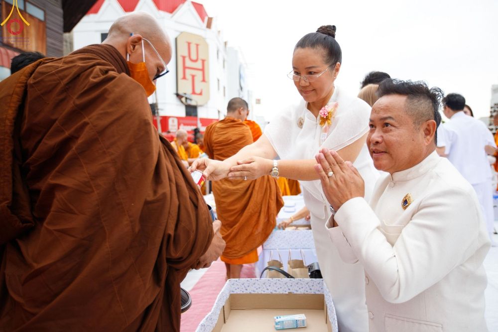 ภาพ No.126264:พิธีทำบุญเมืองนครราชสีมา ฉลอง 556 ปี ตักบาตรพระ 10,000 รูป ในวันเสาร์ที่ 2 มีนาคม พ.ศ.2567 ณ อนุสาวรีย์ท้าวสุรนารี จ.นครราชสีมา จัดโดย คณะสงฆ์จังหวัดนครราชสีมา ร่วมกับสำนักงานจังหวัดนครราชสีมา